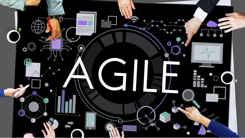 In diesem Artikel lesen Sie, wie eine Transformation hin zu agilen Arbeitsweisen erfolgversprechend vorangetrieben werden kann.