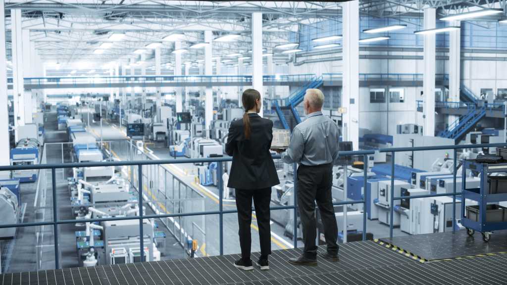 Blick über ein Fabrikhalle