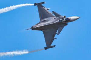 Kampfflugzeug in der Luft (Foto: Freepik, soosjozsef) Saab Aktie: Endlich auch ein Export-Champion?