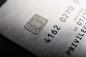 Teil einer silbernen Kreditkarte (Foto: Freepik, jcomp) Willkommensbonus bei der American Express Business Platinum: Höhe & Voraussetzungen (2026)